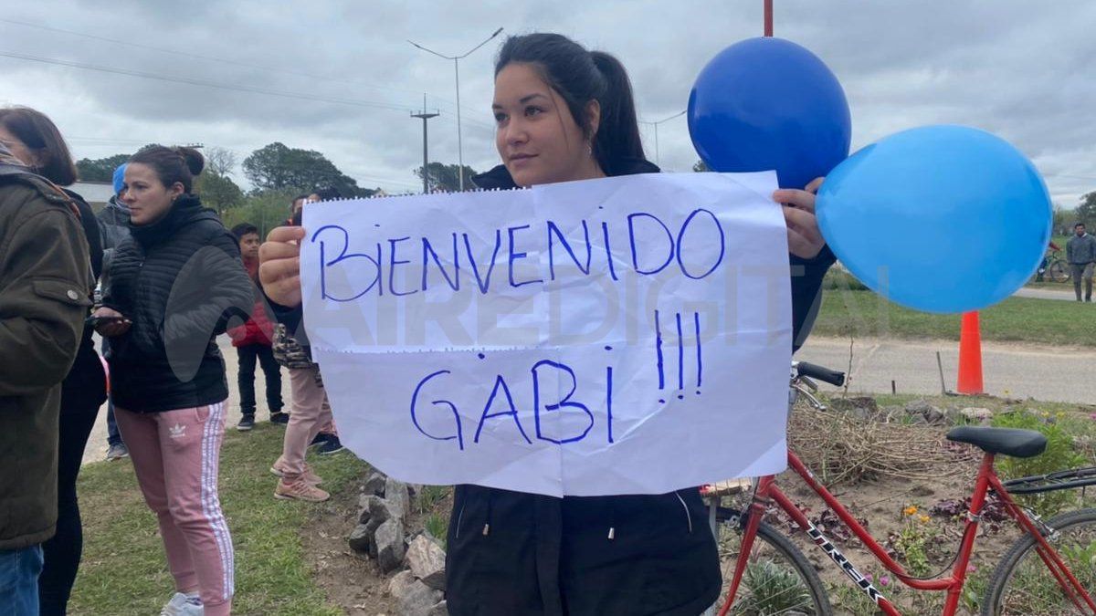 No faltó nadie: el recibimiento para Gabriel Sanabria fue masivo en San Javier.