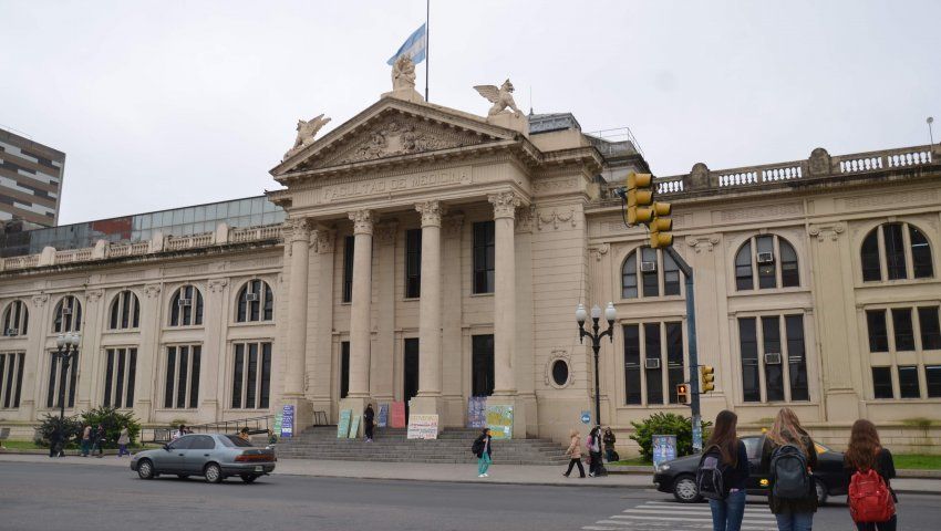 Desde la UNR aseguran el inicio del ciclo lectivo presencial para el 12 de abril.  