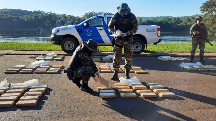 Marihuana en Misiones: en un área de densa vegetación encontraron ocultos entre la maleza varios bultos que contenían flores y "panes" de marihuana, por un peso de más de 924 kilos