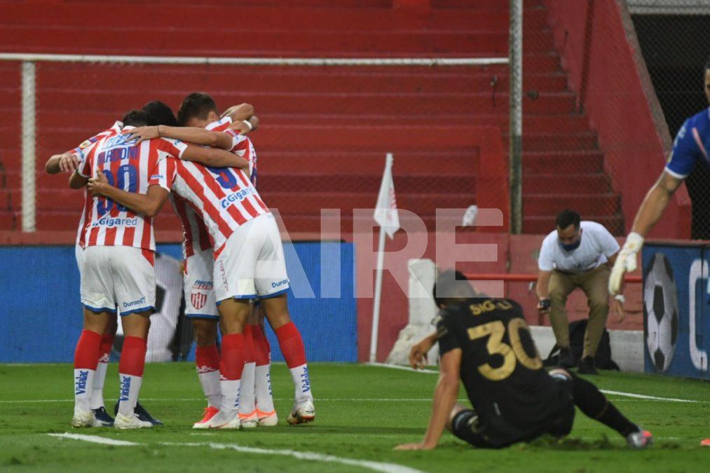 Los jugadores de Unión se abrazan tras el gol de Fernando Márquez, primero del encuentro ante Racing.