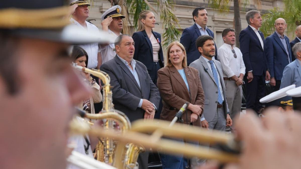 El gobernador de Santa Fe, Maximiliano Pullaro, encabez&oacute; este s&aacute;bado el acto central de la Semana Invencible frente a la Casa Gris.