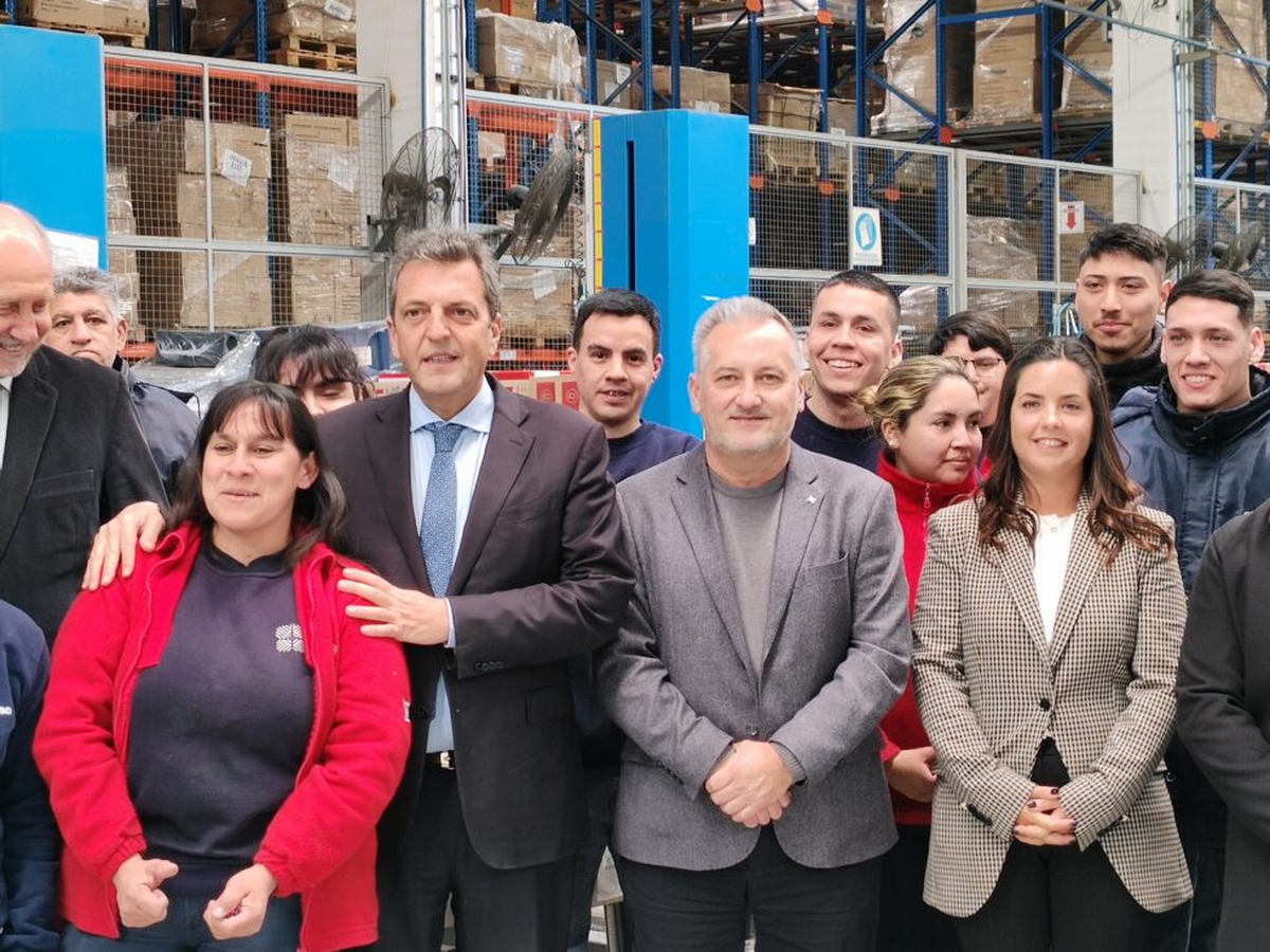 Hace dos semanas, en el equipo de campaña de Massa se hablaba de Santa Fe como potencialmente “culpable” una derrota nacional y que “si la diferencia con JxC era de 13 puntos no había mucho que hacer”; esa fue la diferencia con Javier Milei. Hace dos semanas, en el equipo de campaña de Massa se hablaba de Santa Fe como potencialmente “culpable” una derrota nacional y que “si la diferencia con JxC era de 13 puntos no había mucho que hacer”; esa fue la diferencia con Javier Milei.