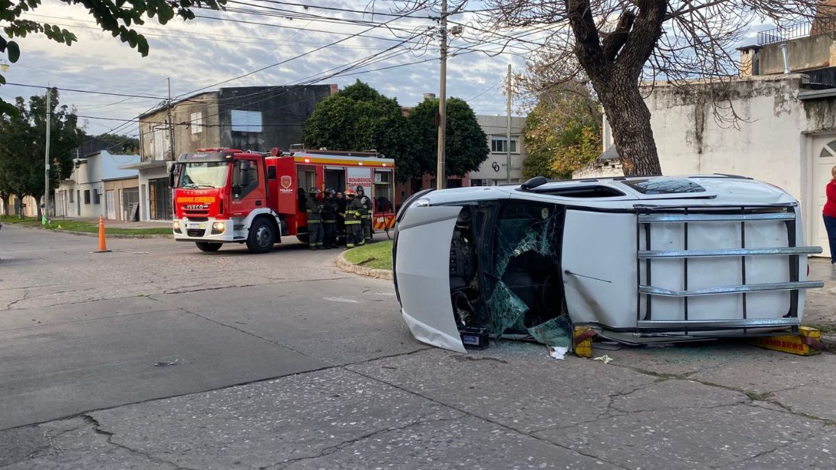 La camioneta se llevó la peor parte en el accidente tras volcar.