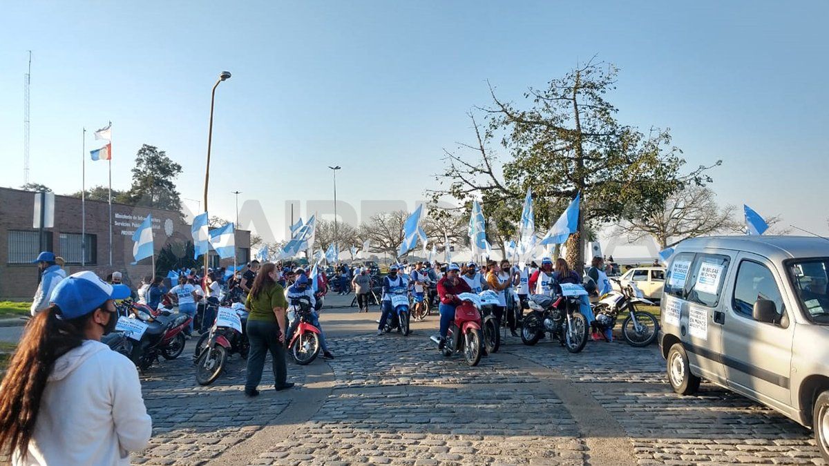 Unas 200 personas se concentraron en la Costanera de Santa Fe en reclamo de la defensa de la soberanía.
