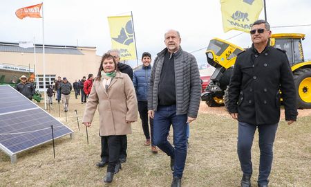 Omar Perotti, Raquel Hudec y Gabriel Gentili en la muestra Feriagro Regional 2022 de Santa Margarita. Omar Perotti, Raquel Hudec y Gabriel Gentili en la muestra Feriagro Regional 2022 de Santa Margarita.