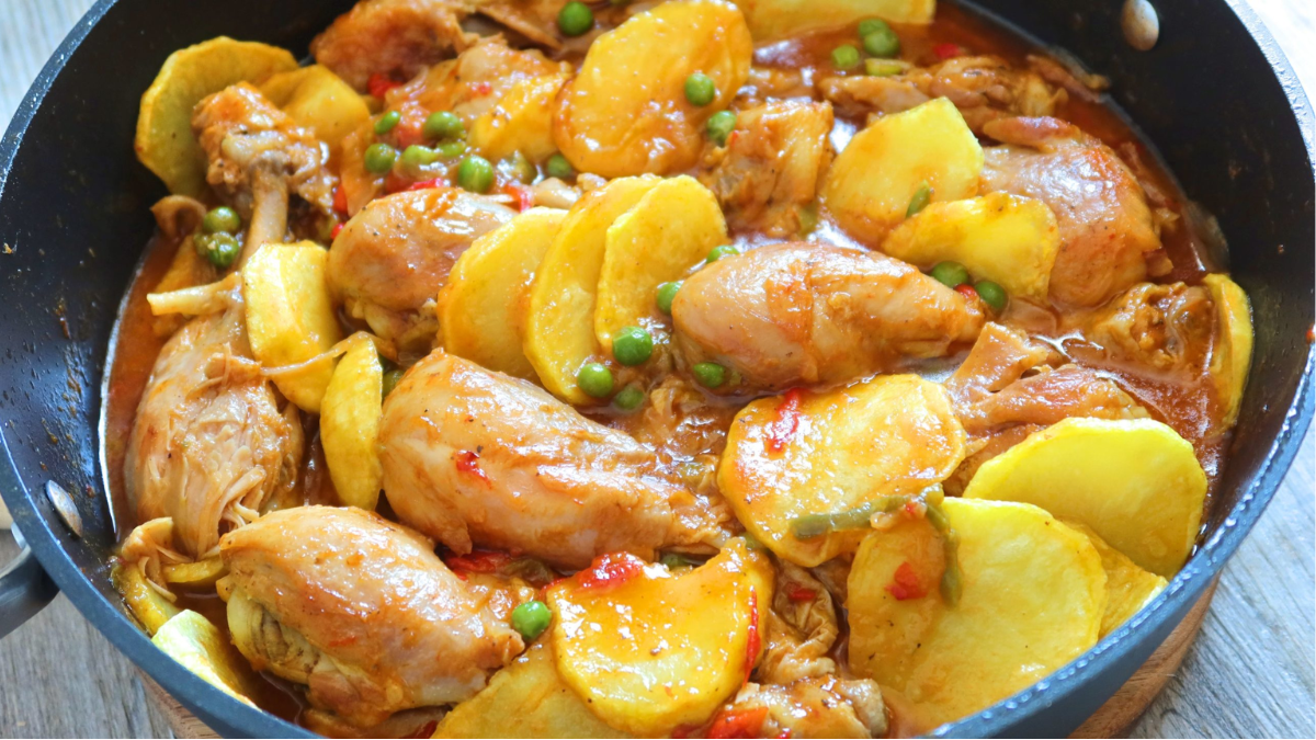 Pollo a la portuguesa con papas y arvejas.