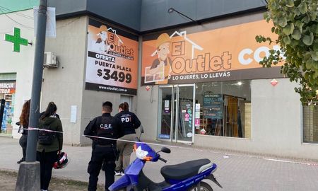 En una mueblería de la ciudad, dos ladrones armados encerraron empleadas, se llevaron una moto, dinero en efectivo y celulares. Hay un detenido por el hecho. En una mueblería de la ciudad, dos ladrones armados encerraron empleadas, se llevaron una moto, dinero en efectivo y celulares. Hay un detenido por el hecho.