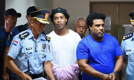 Ronaldinho siendo trasladado al penal. Ronaldinho siendo trasladado al penal.