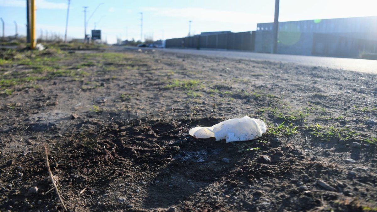El cuerpo del hombre asesinado en Villa Gobernador Gálvez fue hallado en la ruta s22 y la avenida Granaderos a Caballo. 
