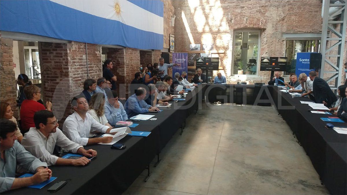 Del encuentro de este viernes participaron la ministra de Gobierno, Celia Arena, el ministro de Gestión, Marcos Corach, y más de 50 intendentes de la provincia.