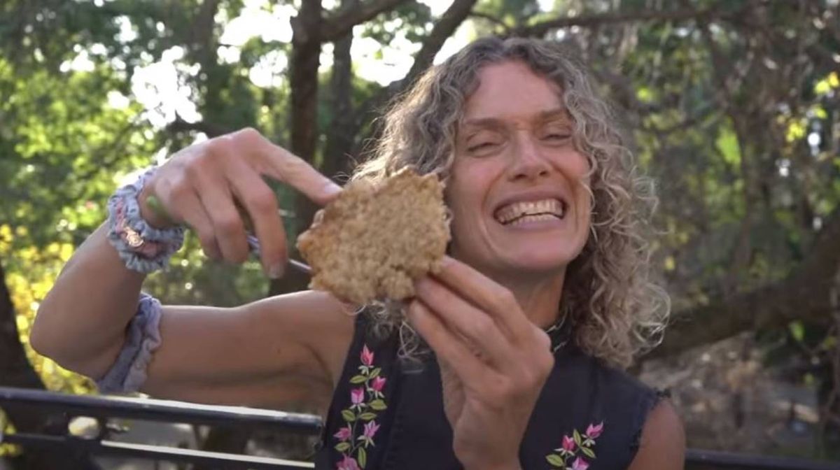 Budín de maní crocante