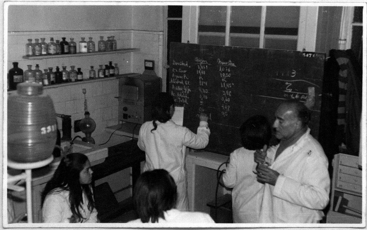Profesor Barulio Mullor dictando una clase de bromatología y nutrición.