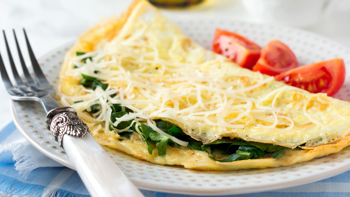 Omelette de claras con espinaca y con menos de 100 calorías.