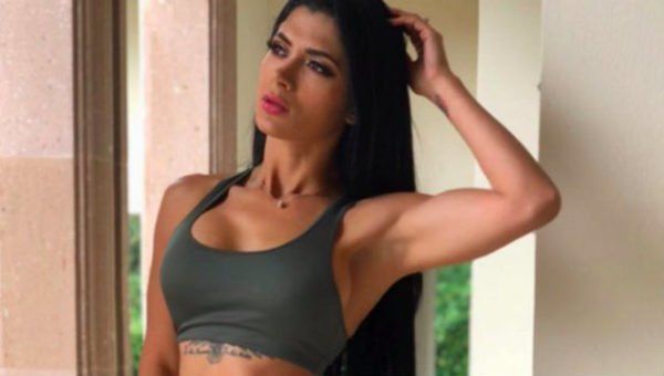 “Lagartija flacucha”: Kimberly Flores es destrozada por posar en minifalda