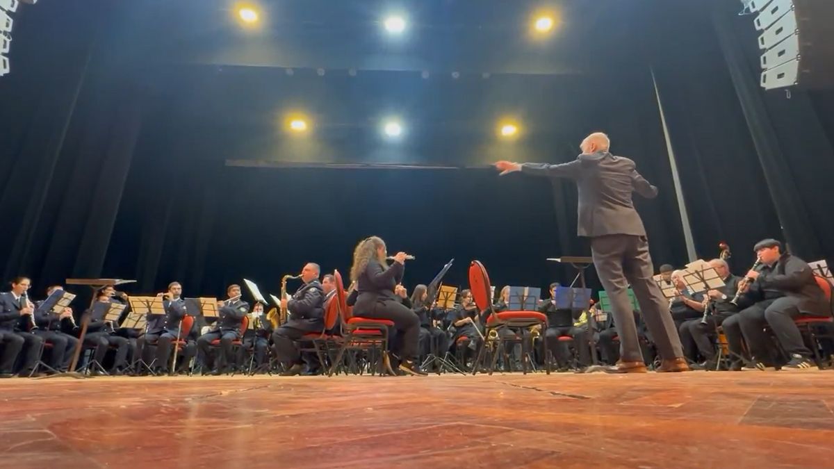 Nelson Castro brilló en su debut como director de orquesta en el Tricentenario de Rosario
