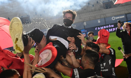 El entrenador Eduardo Domínguez se llevó la Copa de Colón Campeón a su casa, tras el arribo del plantel a la ciudad de Santa Fe. El entrenador Eduardo Domínguez se llevó la Copa de Colón Campeón a su casa, tras el arribo del plantel a la ciudad de Santa Fe.