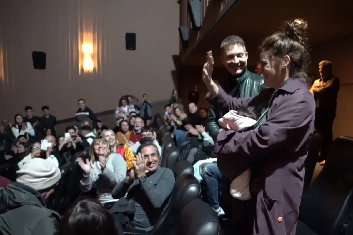 Adrián Suar y Pilar Gamboa se escondieron en una función de 30 noches con mi ex y sorprendieron al público