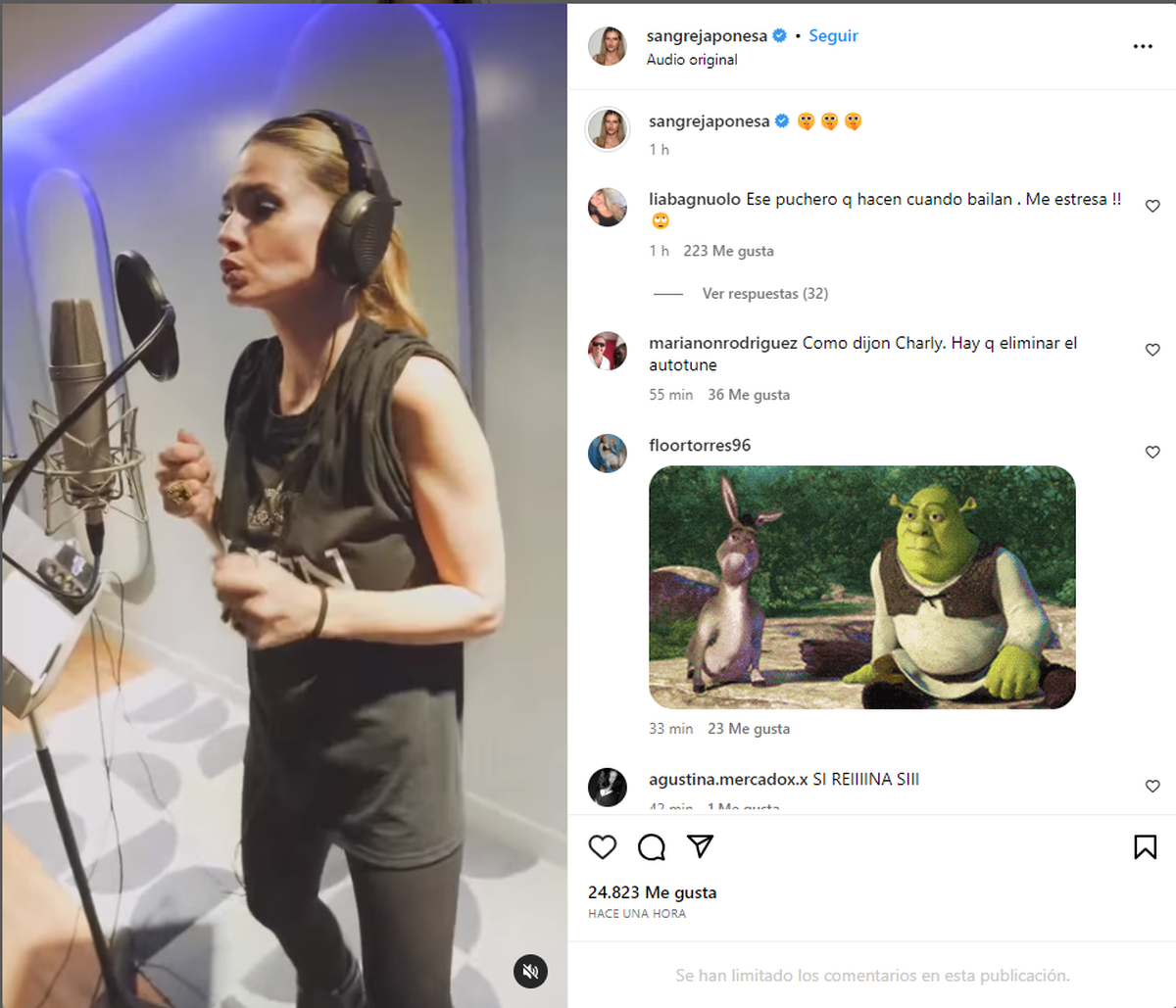 En el estudio de grabación, se la puede ver a la China Suárez muy relajada.