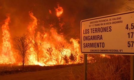 Una de las impactantes imágenes que dejó el avance del fuego en el Valle de Punilla, Córdoba. Una de las impactantes imágenes que dejó el avance del fuego en el Valle de Punilla, Córdoba.