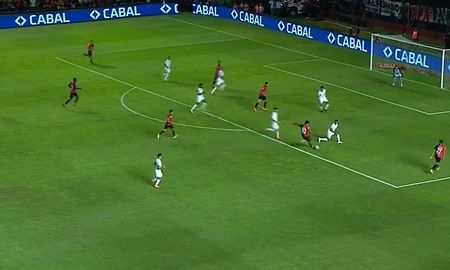 Jorge Benítez anotó su primer gol con la camiseta de Colón. Jorge Benítez anotó su primer gol con la camiseta de Colón.