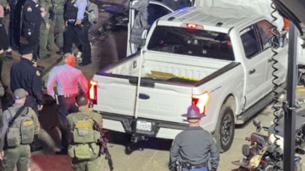 Un conductor atropelló a una multitud en Nueva Orleans y mató al menos a 10 personas. Un conductor atropelló a una multitud en Nueva Orleans y mató al menos a 10 personas.