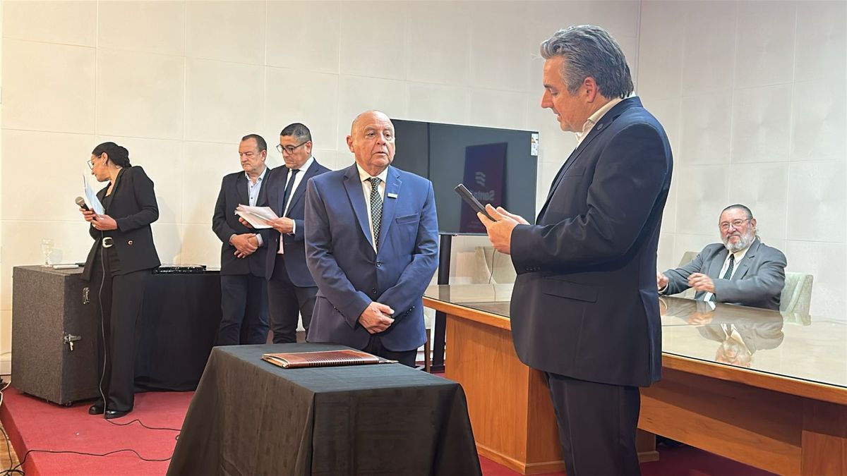 Pablo Cococcioni toma juramento a su gabinete y jefes de las fuerzas de seguridad.