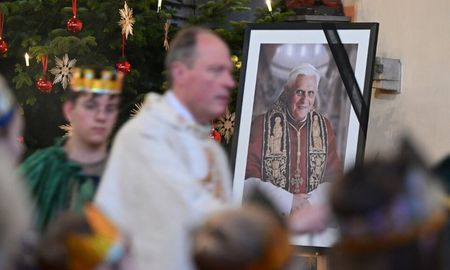 A partir de este lunes los católicos pueden presentar sus respetos en el Vaticano al ex papa Benedicto XVI. A partir de este lunes los católicos pueden presentar sus respetos en el Vaticano al ex papa Benedicto XVI.