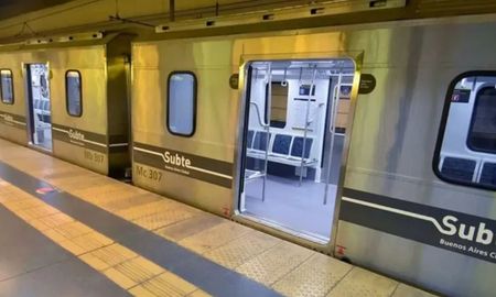 Una mujer fue arrollada por el subte en la línea B y sufrió la amputación de una pierna. Una mujer fue arrollada por el subte en la línea B y sufrió la amputación de una pierna.