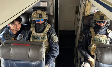 Vino en un vuelo desde Lima, custodiado por agentes de la Federal y la Bonaerense. Este viernes será indagado por el fiscal Arribas Vino en un vuelo desde Lima, custodiado por agentes de la Federal y la Bonaerense. Este viernes será indagado por el fiscal Arribas