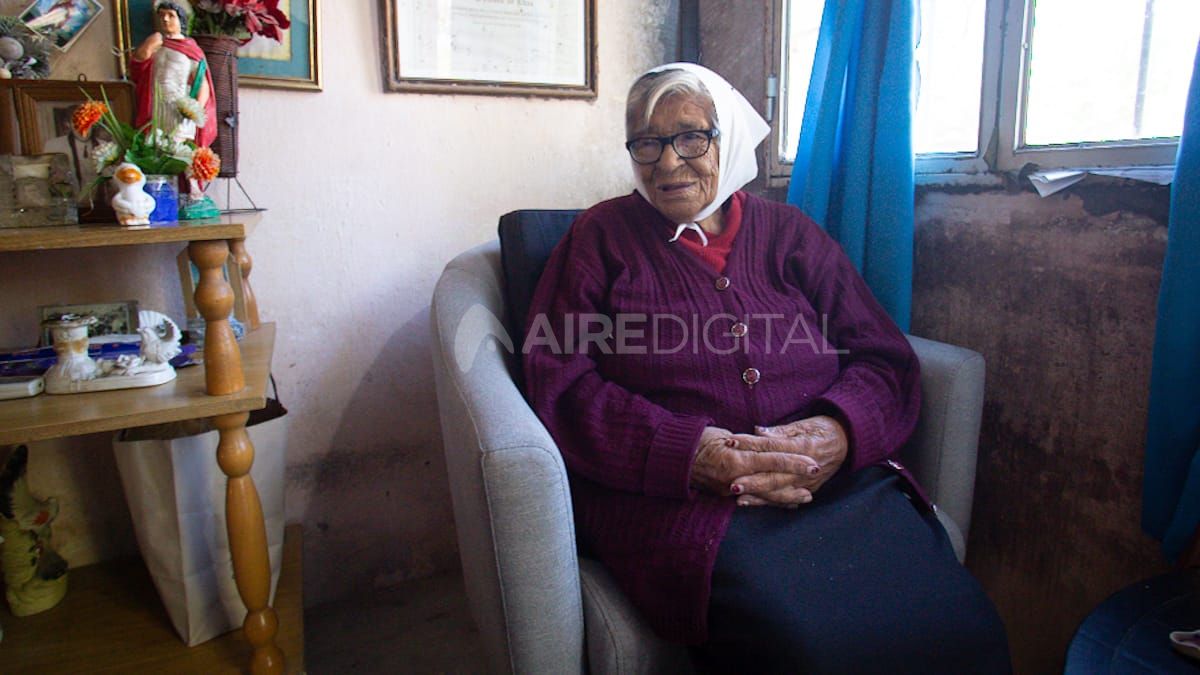 A sus 100 años, Otilia Acuña recordó la inundación de 2003 en barrio Santa Rosa de Lima