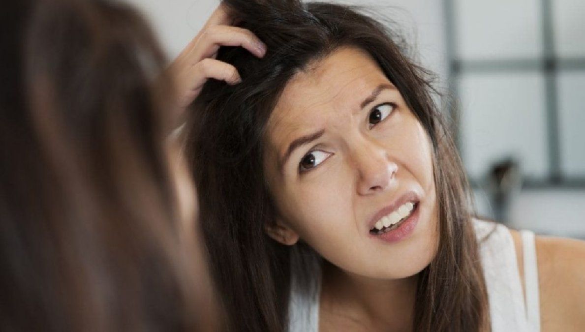 Cómo usar la sal para eliminar la caspa del cabello