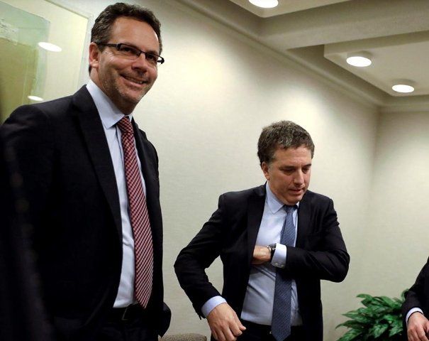 Dujovne y Sandleris viajan a Davos en busca de inversiones