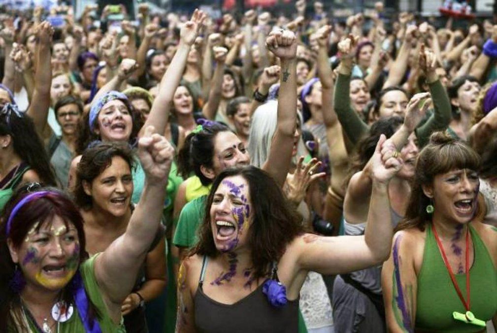 Feministas prometieron aplastar en las calles a Javier Milei.