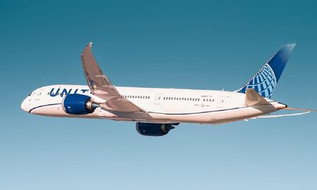 Video viral muestra como un hombre amenazó a los auxiliares de vuelo ya otros pasajeros por pedirle que se ponga el barbijo. Video viral muestra como un hombre amenazó a los auxiliares de vuelo ya otros pasajeros por pedirle que se ponga el barbijo.