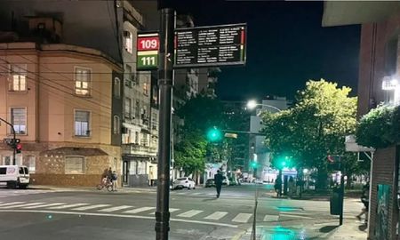 Un estadounidense quedó alucinado con una parada de bondi en la Argentina Un estadounidense quedó alucinado con una parada de bondi en la Argentina