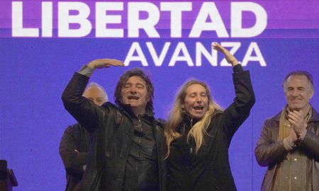 Javier Milei junto a Karina Milei en el cierre de campaña de La Libertad Avanza. Javier Milei junto a Karina Milei en el cierre de campaña de La Libertad Avanza.