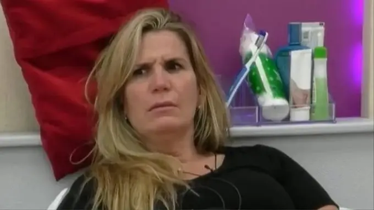 Carla De Estefano estaría obligada a abonar una multa millonaria por haber abandonado la casa de Gran Hermano antes de ser eliminada. Carla De Estefano estaría obligada a abonar una multa millonaria por haber abandonado la casa de Gran Hermano antes de ser eliminada.