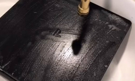 Quiso sorprender a su novio y lavó la PlayStation con agua y jabón Quiso sorprender a su novio y lavó la PlayStation con agua y jabón