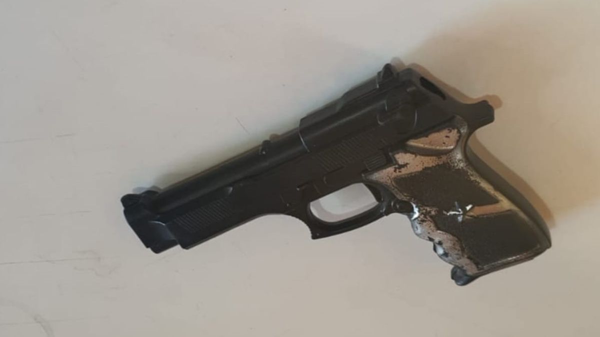 La réplica del arma de fuego que fue secuestrada por el policía que realizó el arresto del ladrón.&nbsp;