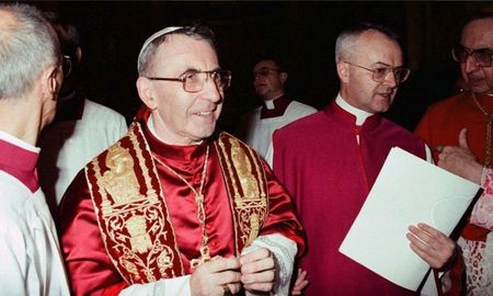 Juan Pablo I, de nombre Albino Luciani, fue Papa entre el 26 de agosto de 1978 y su inesperada muerte el 28 de septiembre de ese mismo año. Juan Pablo I, de nombre Albino Luciani, fue Papa entre el 26 de agosto de 1978 y su inesperada muerte el 28 de septiembre de ese mismo año.