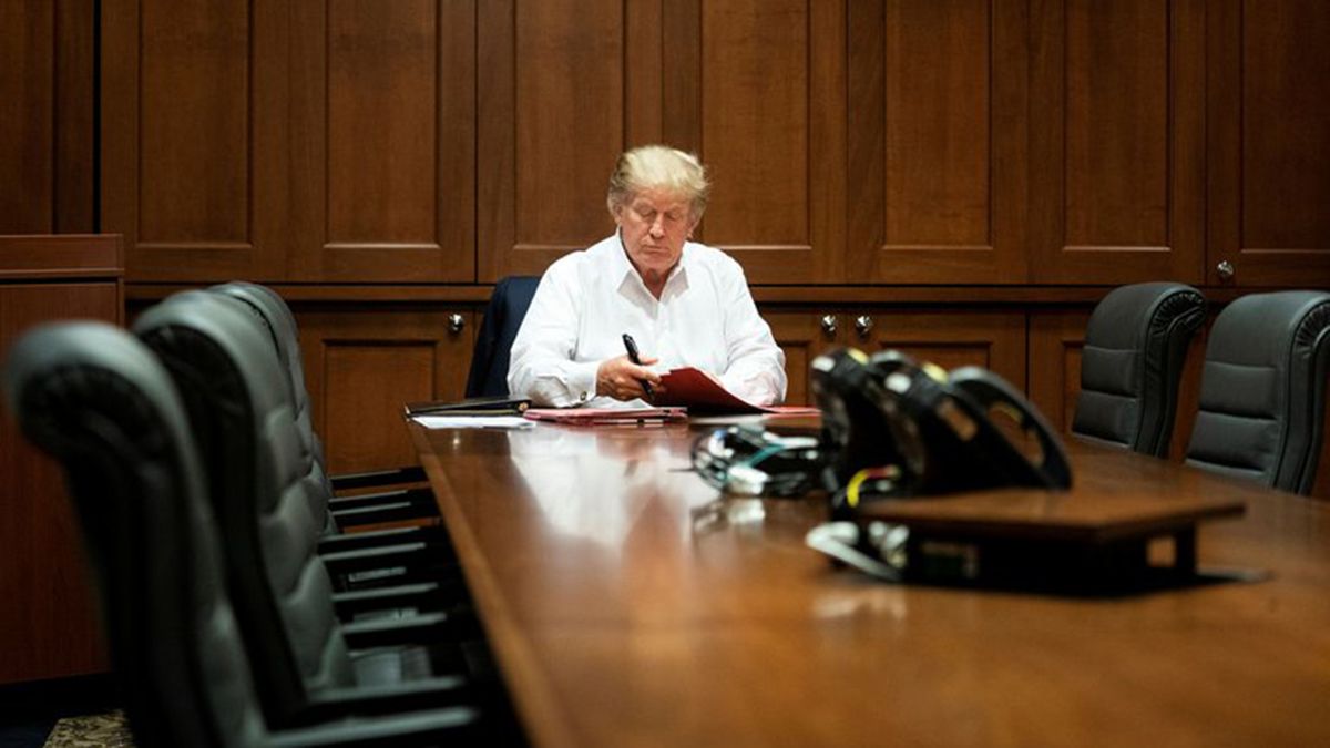 La Casa Blanca difundió esta fotografía del presidente Donald Trump el sábado