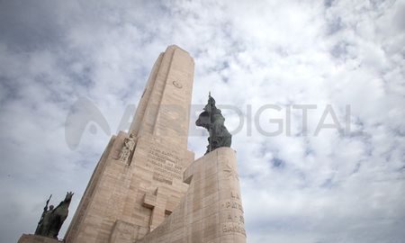 Omar Perottianunció que la Nación adjudicó la obra de restauración del Monumento a laBandera.
