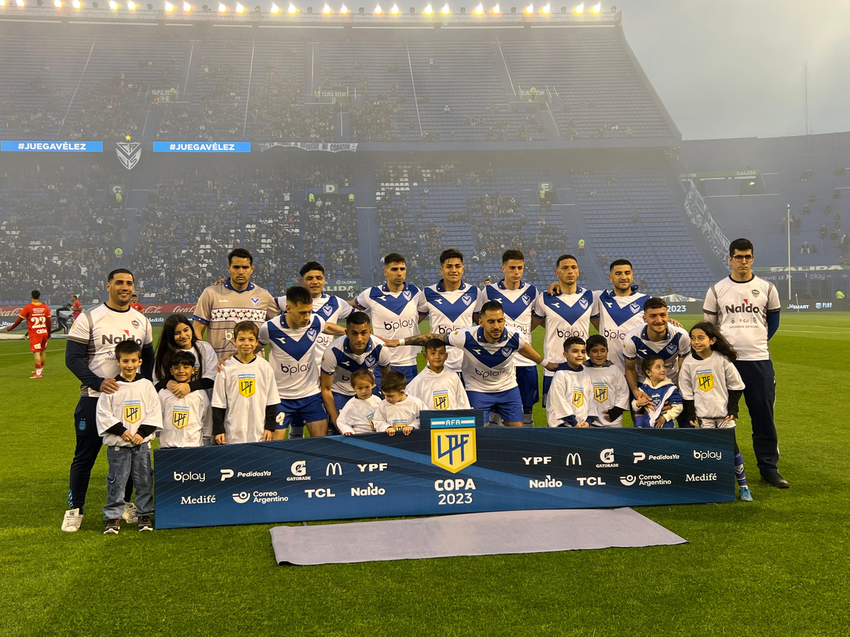 Vélez Sarsfield jugó como local 20 partidos, logrando 7 victorias, 10 empates y 3 derrotas. Vélez Sarsfield jugó como local 20 partidos, logrando 7 victorias, 10 empates y 3 derrotas.