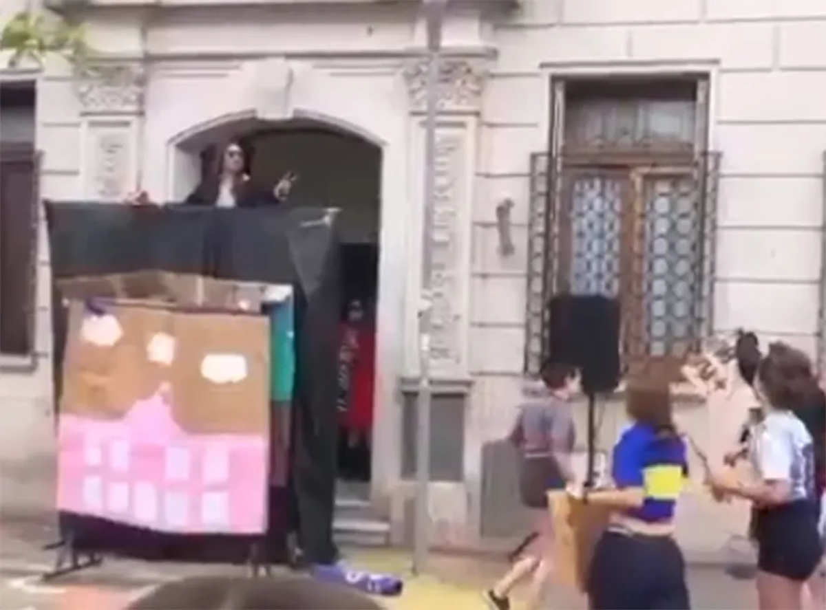 El acto escolar sucedió en el Colegio Monseñor César Cáneva en dónde los espectadores capturaron las imágenes con teléfonos celulares y uno de los videos se hizo viral.