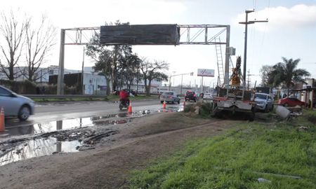 La estructura metálica en Blas Parera al 10.400 ya comenzó a montarse. Se trata de uno de los nuevos puntos del sistema de control de accesos. La estructura metálica en Blas Parera al 10.400 ya comenzó a montarse. Se trata de uno de los nuevos puntos del sistema de control de accesos.