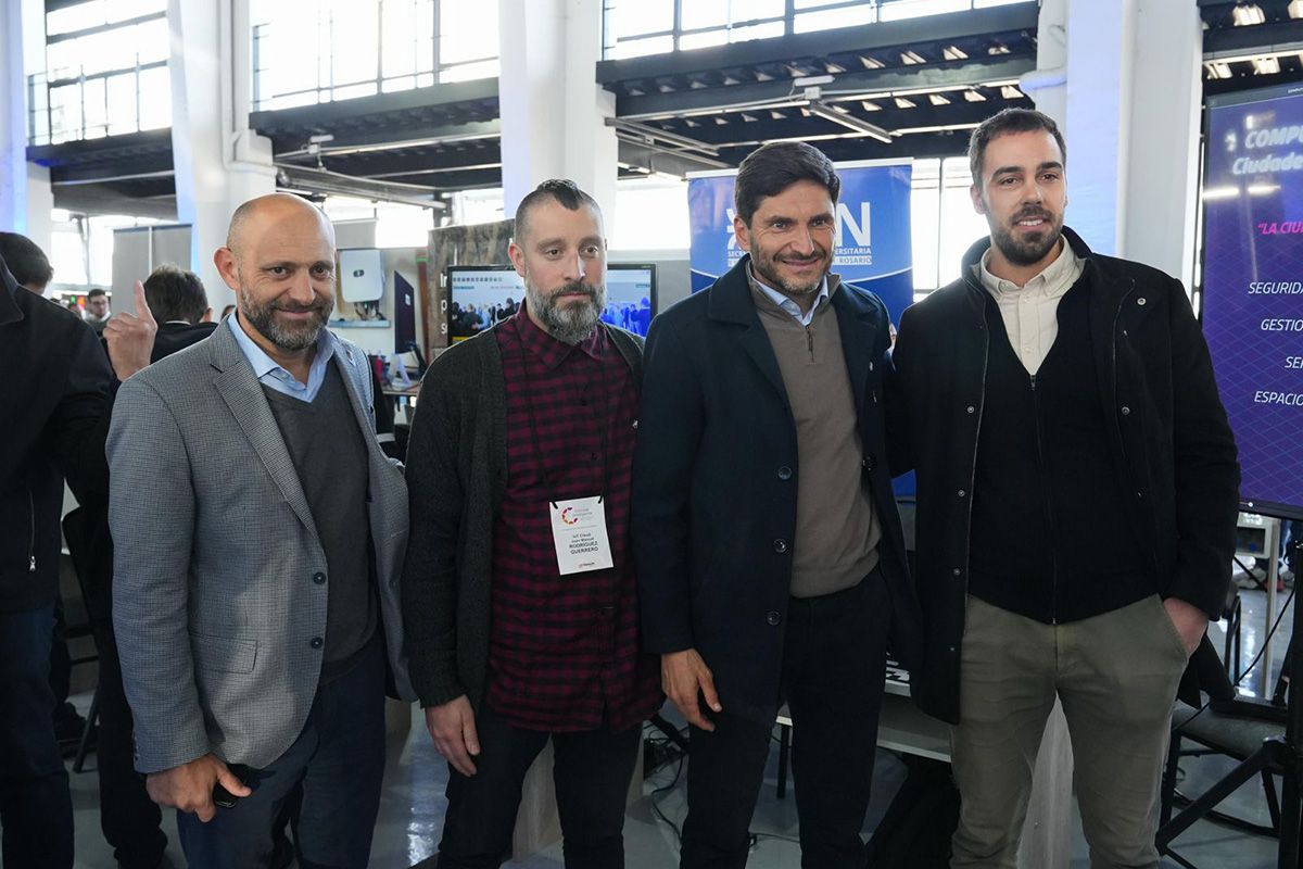 “Hoy juntamos los motores del desarrollo de la provincia de Santa Fe: intendentes y presidentes comunales, empresas privadas y públicas, y las que vienen a buscar soluciones tecnológicas, con los proveedores tecnológicos para ofrecer los mejores servicios y bienes”, afirmó el ministro de Desarrollo Productivo, Gustavo Puccini.