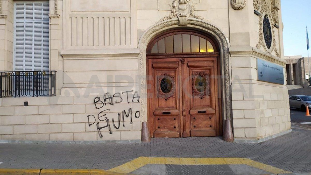 Las pintadas que aparecieron este jueves en Rosario, con críticas al gobierno local y provincial.