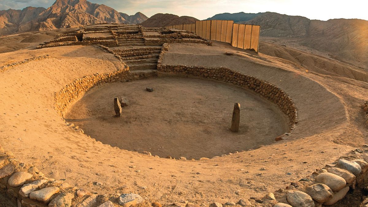 Destaca por sus impresionantes relieves escultóricos el componente arquitectónico denominado 