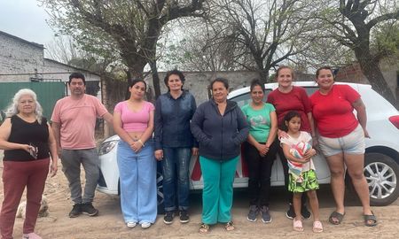 Vecinos de barrio Loyola Sur se concentraron en Avenida Gorriti y Carranza para dialogar con AIRE sobre los inconvenientes de infraestructura que invaden la zona. Vecinos de barrio Loyola Sur se concentraron en Avenida Gorriti y Carranza para dialogar con AIRE sobre los inconvenientes de infraestructura que invaden la zona.