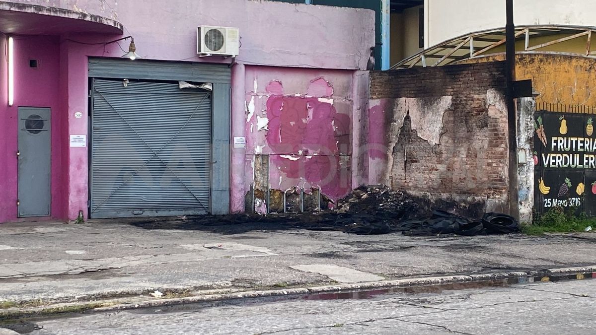 Incendio en una gomería de 25 de mayo y Mariano Comas. Incendio en una gomería de 25 de mayo y Mariano Comas.